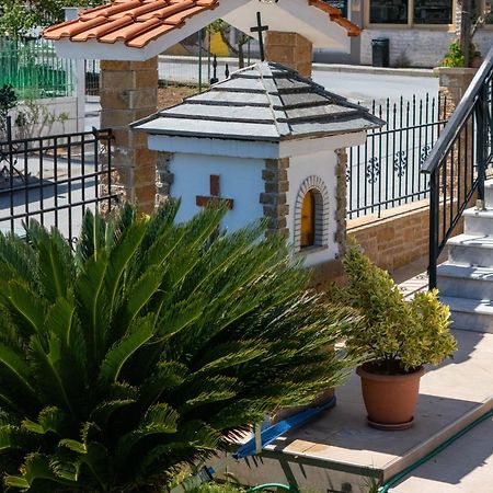 Aigli Luxury Studios Nea Roda Bagian luar foto