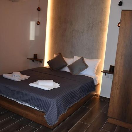 Aigli Luxury Studios Nea Roda Bagian luar foto