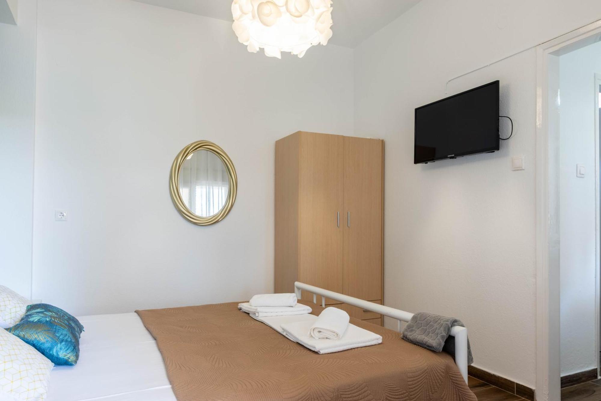 Aigli Luxury Studios Nea Roda Bagian luar foto