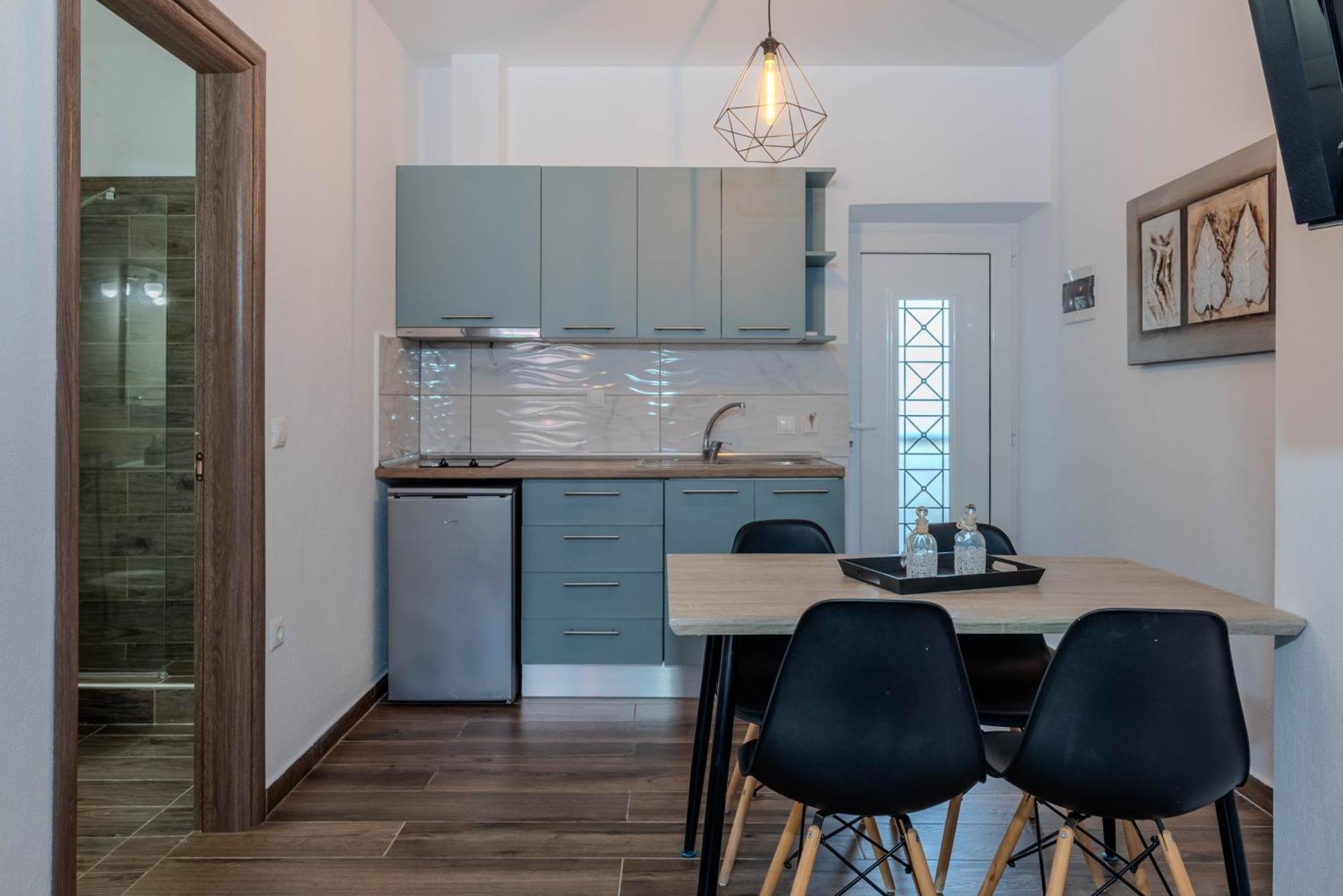 Aigli Luxury Studios Nea Roda Bagian luar foto