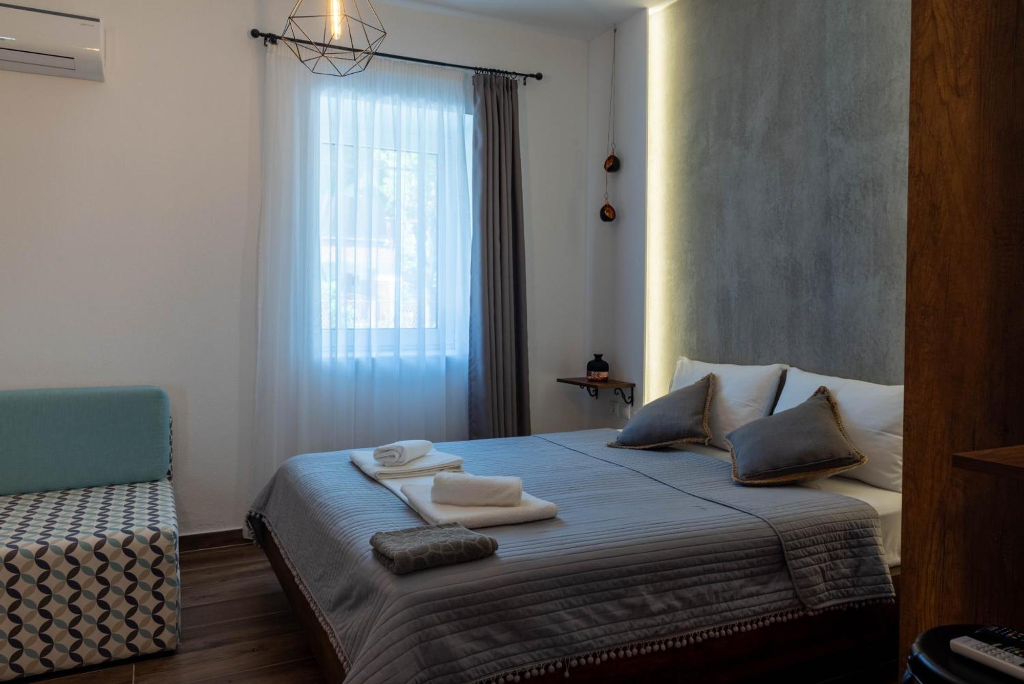 Aigli Luxury Studios Nea Roda Bagian luar foto