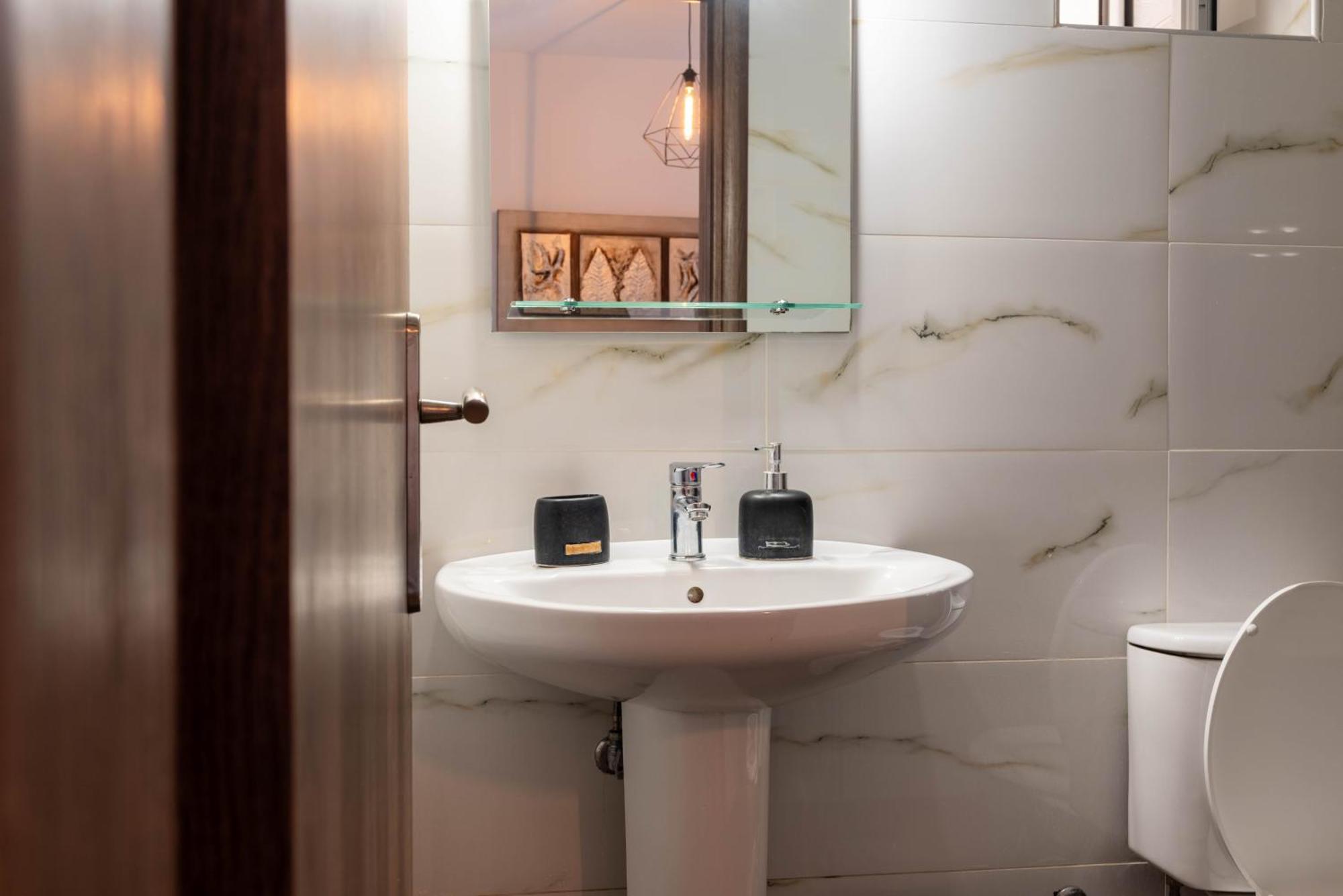 Aigli Luxury Studios Nea Roda Bagian luar foto