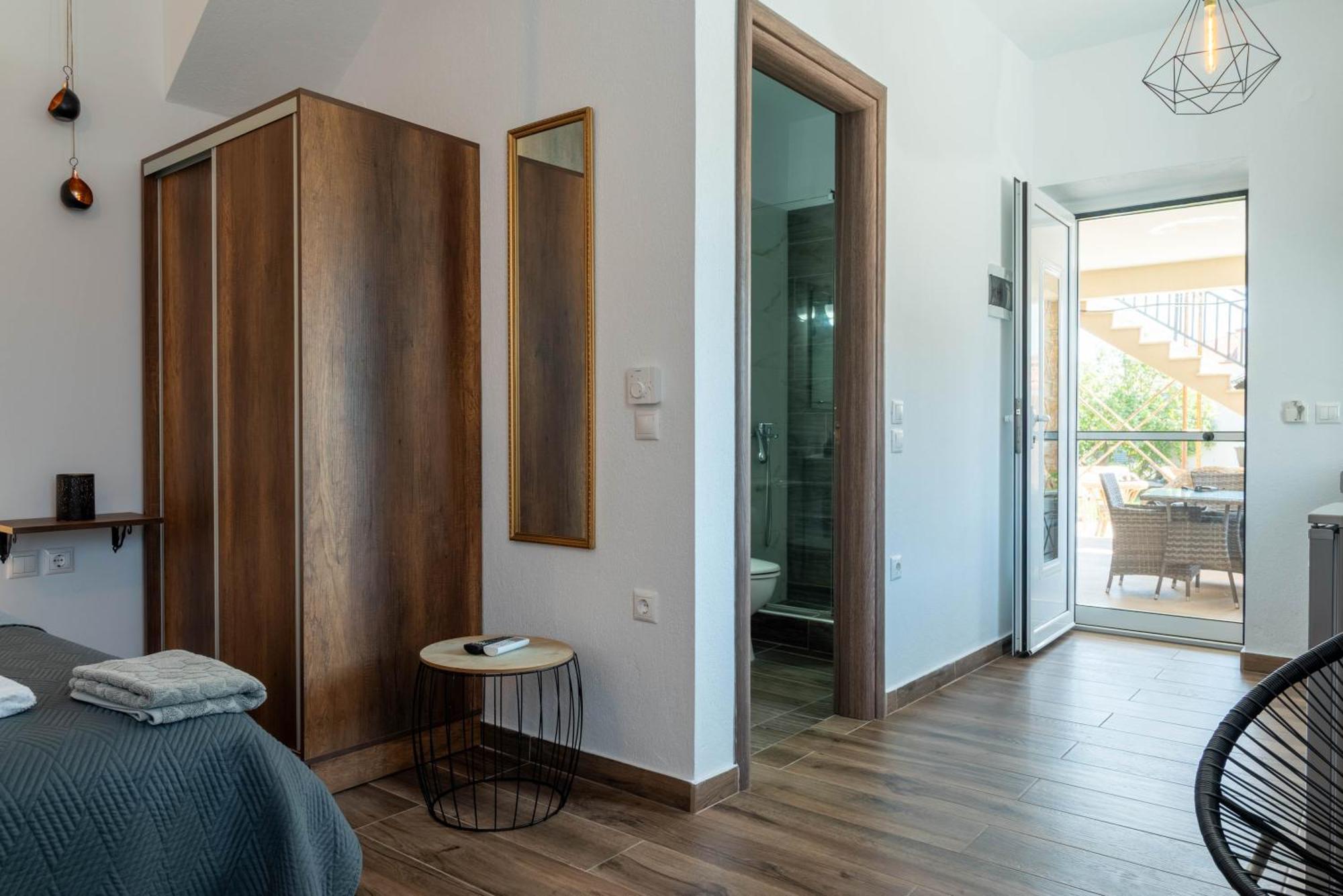 Aigli Luxury Studios Nea Roda Bagian luar foto
