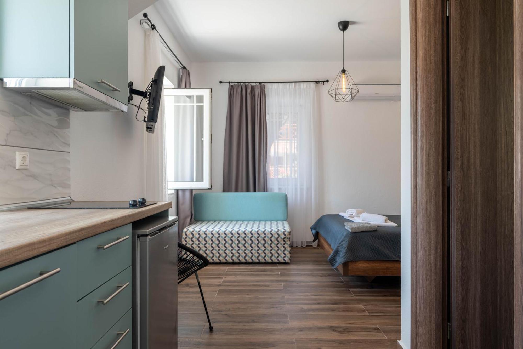 Aigli Luxury Studios Nea Roda Bagian luar foto