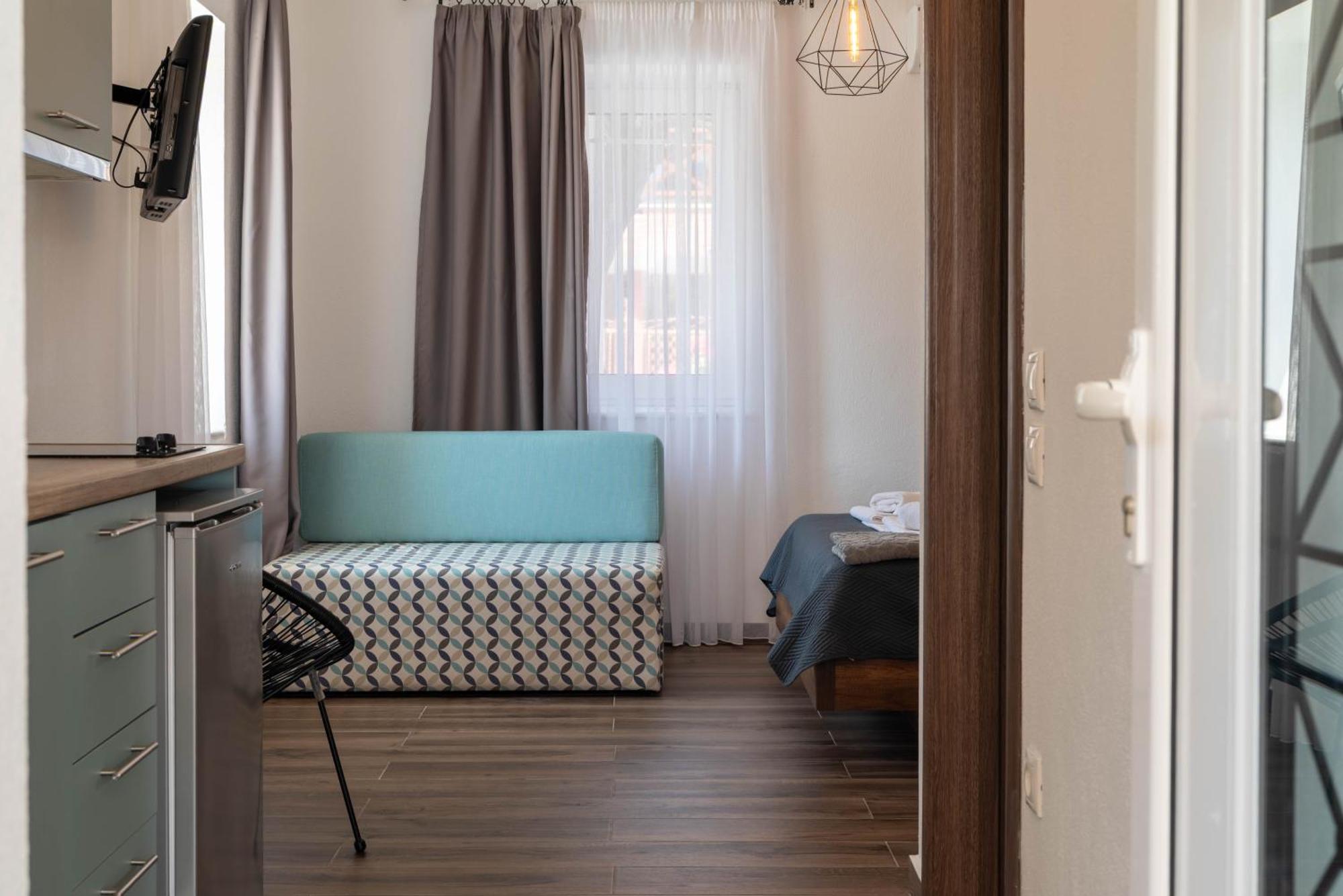 Aigli Luxury Studios Nea Roda Bagian luar foto