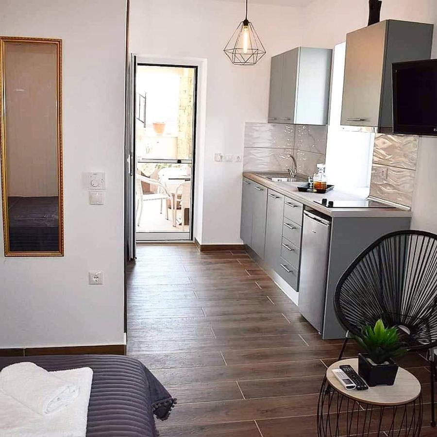 Aigli Luxury Studios Nea Roda Bagian luar foto