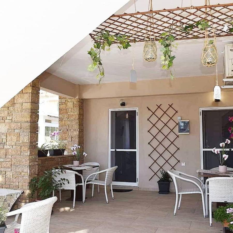 Aigli Luxury Studios Nea Roda Bagian luar foto