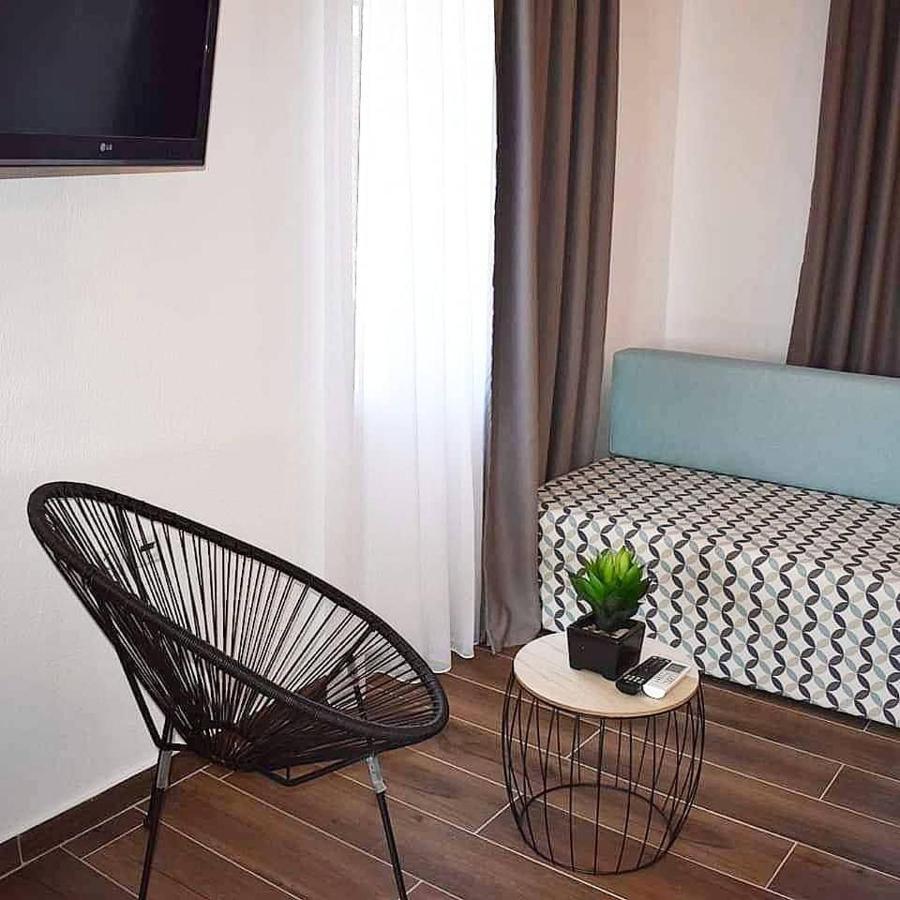 Aigli Luxury Studios Nea Roda Bagian luar foto